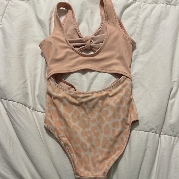 Keyhole One Piece Bathing Suit Leopard Print - Picture 5 of 5